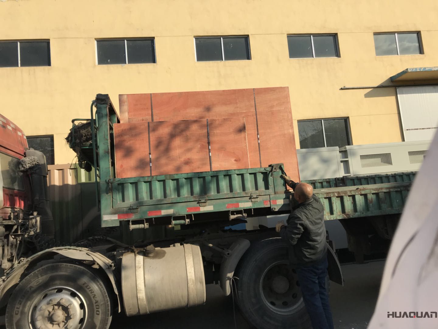 華全牌120kw發(fā)電機組于11月20日發(fā)往濰坊市