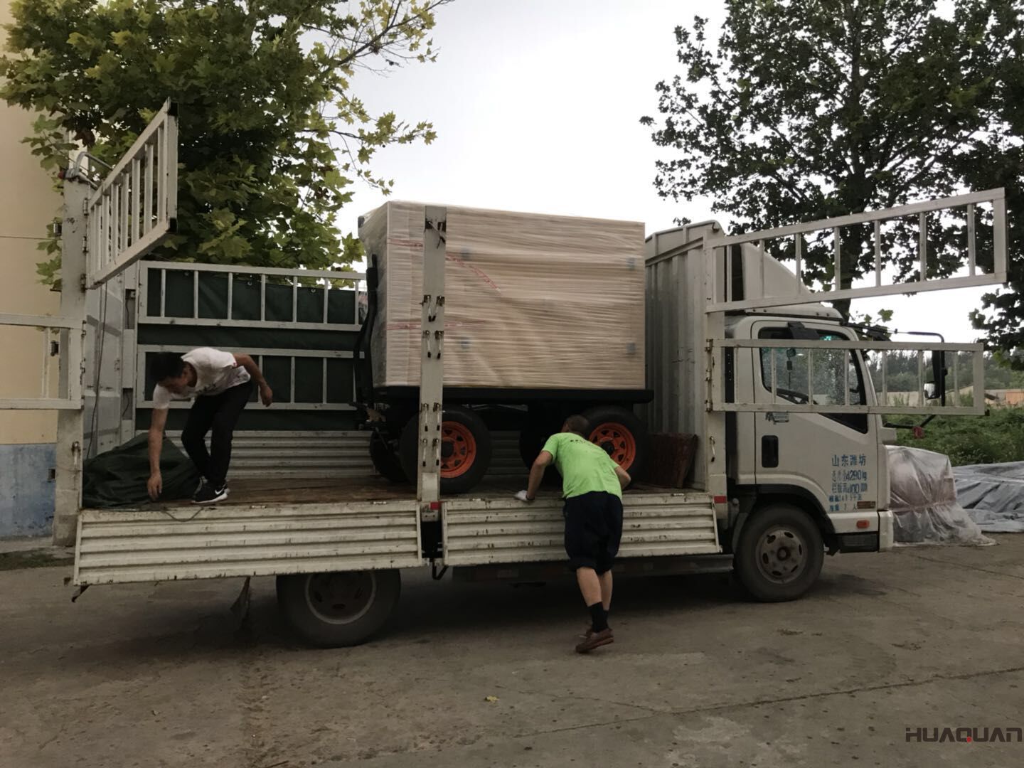  7月27號一臺50kw移動拖車（含棚）型柴油發(fā)電機組發(fā)往海南