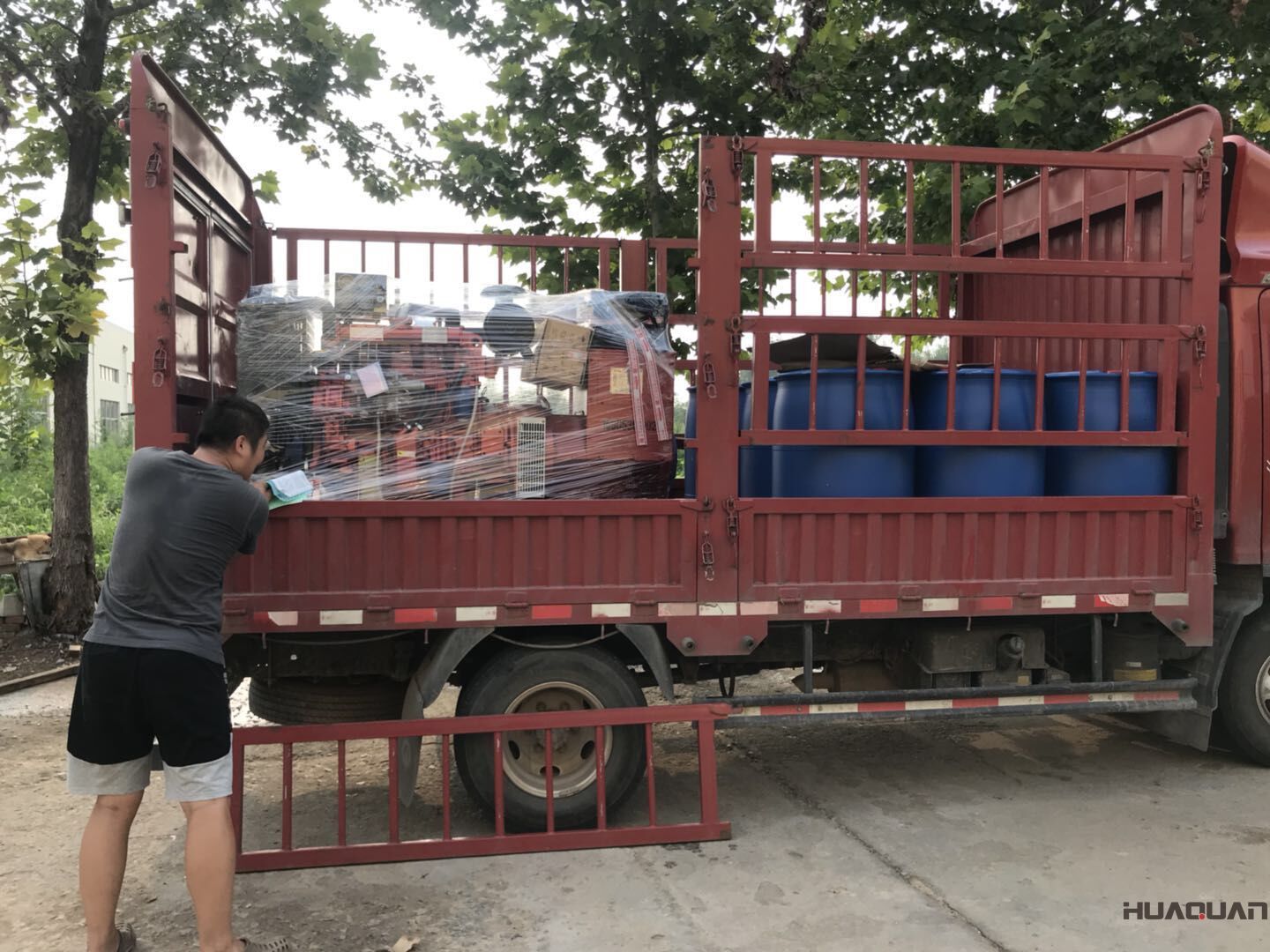 一臺50kw標(biāo)配柴油發(fā)電機(jī)組于8月9日順利發(fā)往山東省