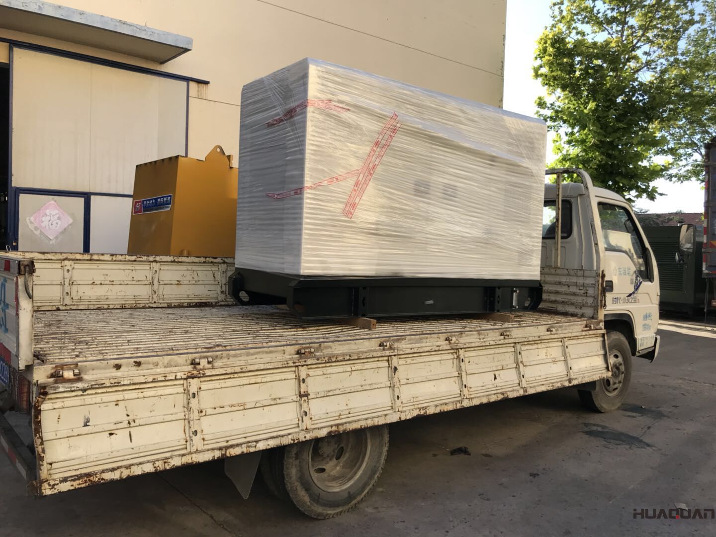 一臺50kw靜音箱柴油發(fā)電機組于8月20日順利發(fā)往廣東