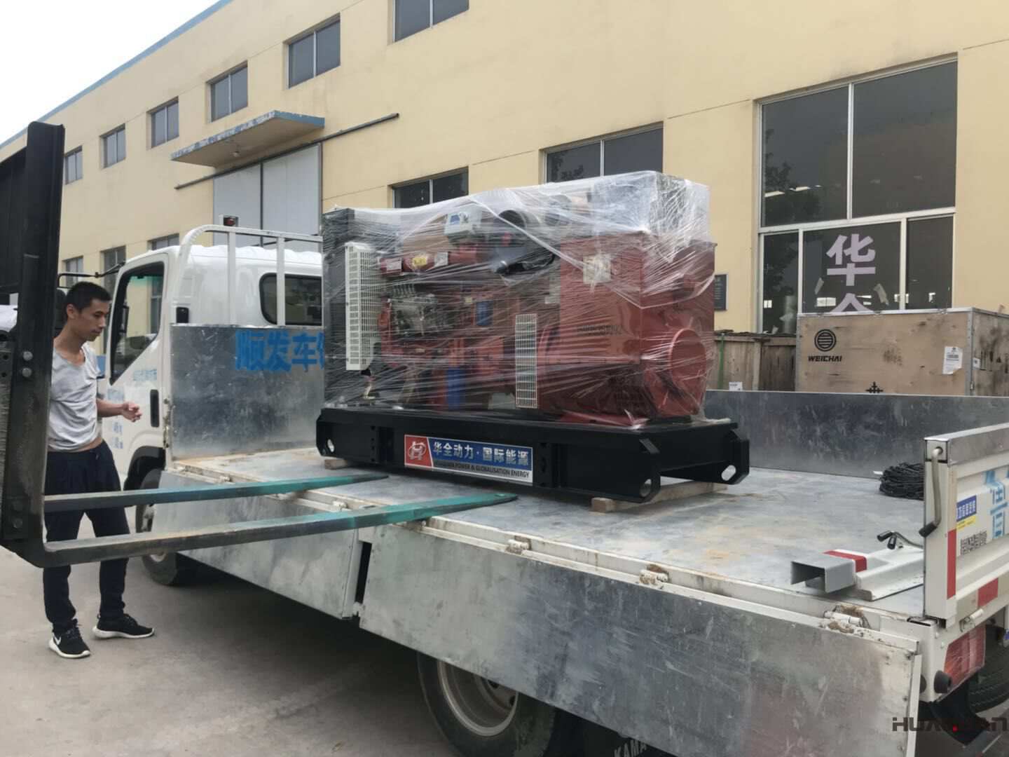9月5日一臺100kw標配型柴油發(fā)電機組發(fā)往河南
