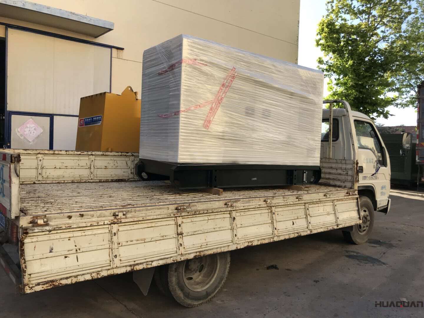 一臺100kw靜音箱型柴油發(fā)電機組于9月27日發(fā)往海南	