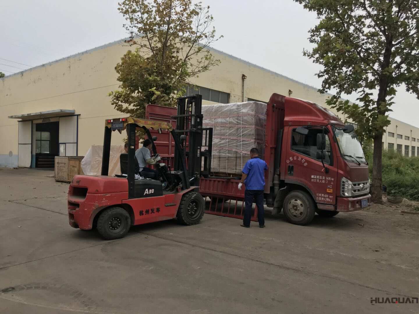 9月29日一臺100kw防雨棚型柴油發電機組已發往山東