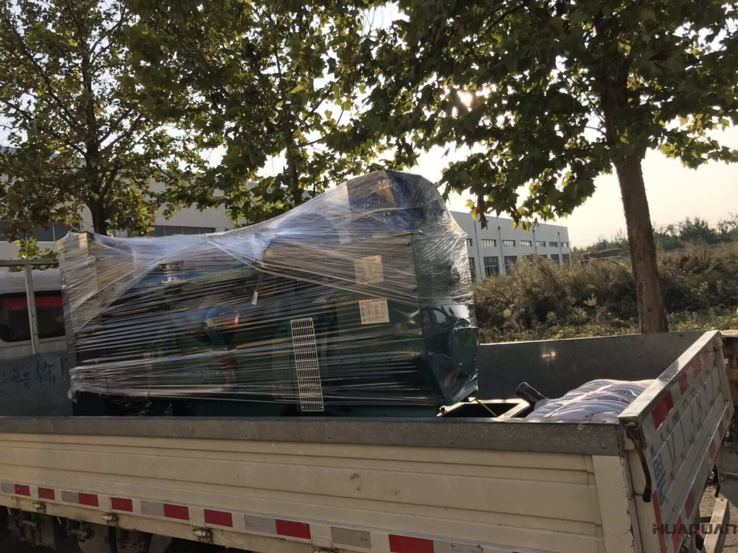 一臺100kw標配型柴油發(fā)電機組于10月5日發(fā)往內(nèi)蒙古