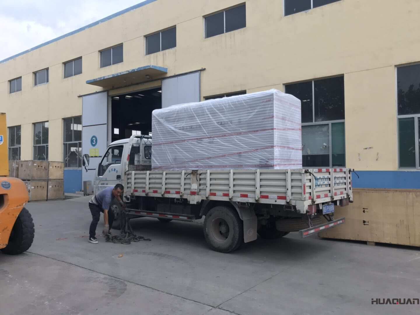 一臺(tái)30kw立柜四保護(hù)沼氣發(fā)電機(jī)組于10月25日從華全動(dòng)力順利發(fā)往山西