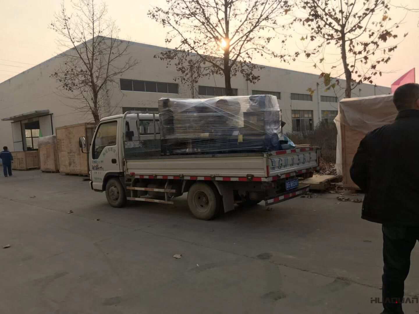 一臺(tái)150kw標(biāo)配柴油發(fā)電機(jī)組于11月20日從華全動(dòng)力順利發(fā)往山東省