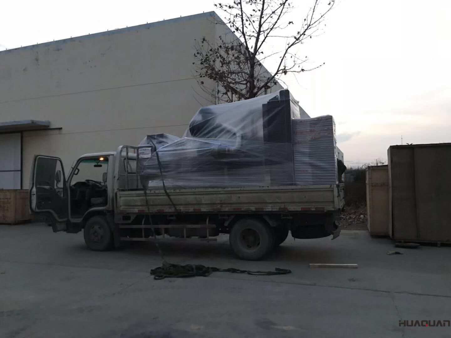 李先生從華全動(dòng)力訂購的800kw四保護(hù)柴油發(fā)電機(jī)組于11月23日成功發(fā)往河北省