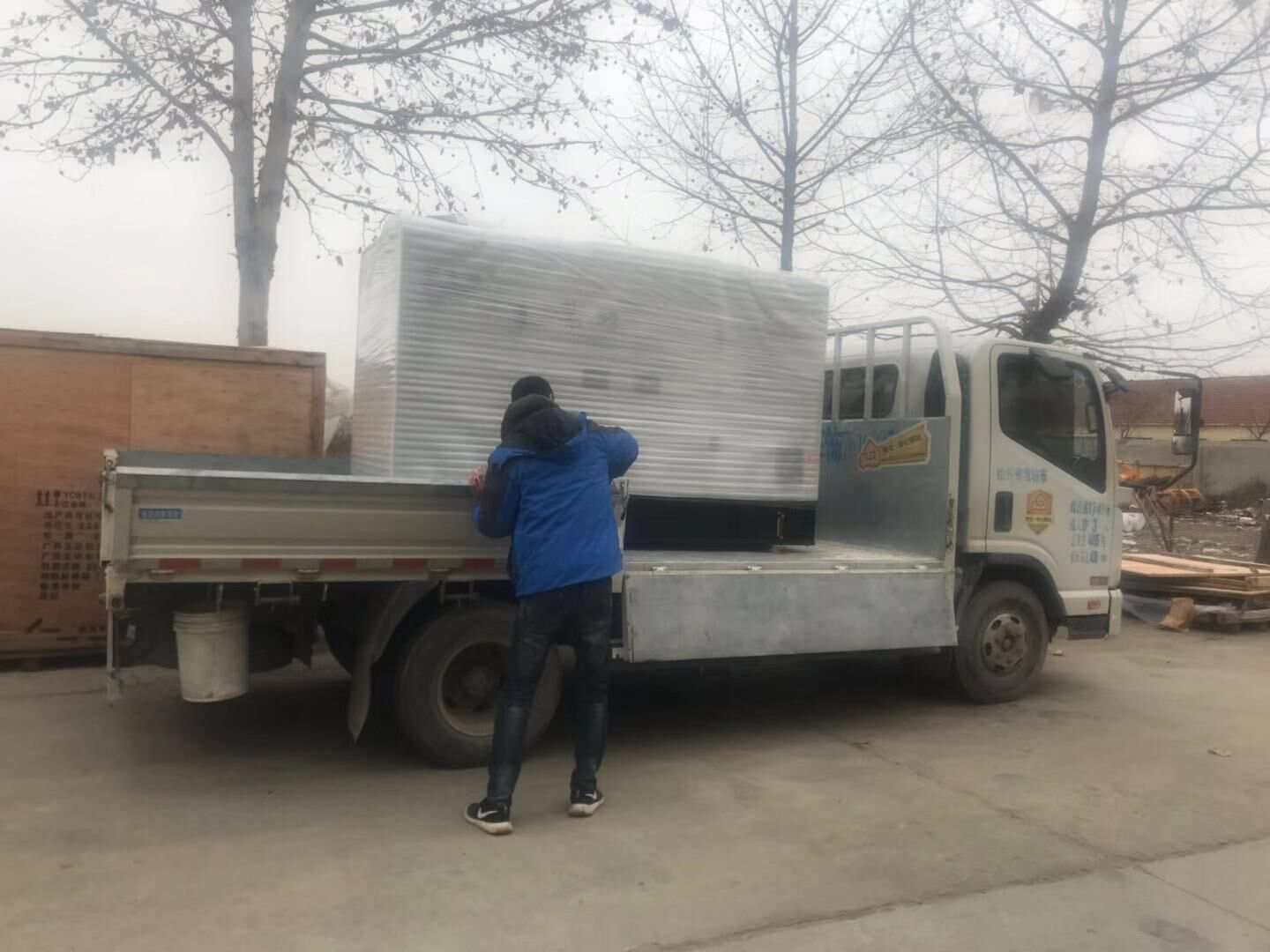12月27日，江蘇省釋先生從華全動(dòng)力訂購的400kw靜音拖車柴油發(fā)電機(jī)組現(xiàn)已發(fā)往目的地