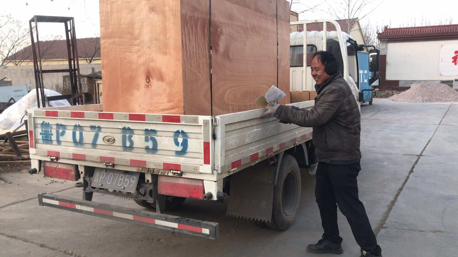 湖南省許先生從華全動力采購的5kw標(biāo)配汽油發(fā)電機(jī)組于1月14日順利發(fā)往目的地