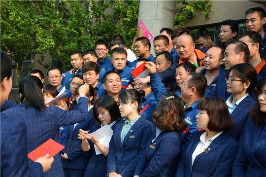 在母親節，華全發放紅包禮物